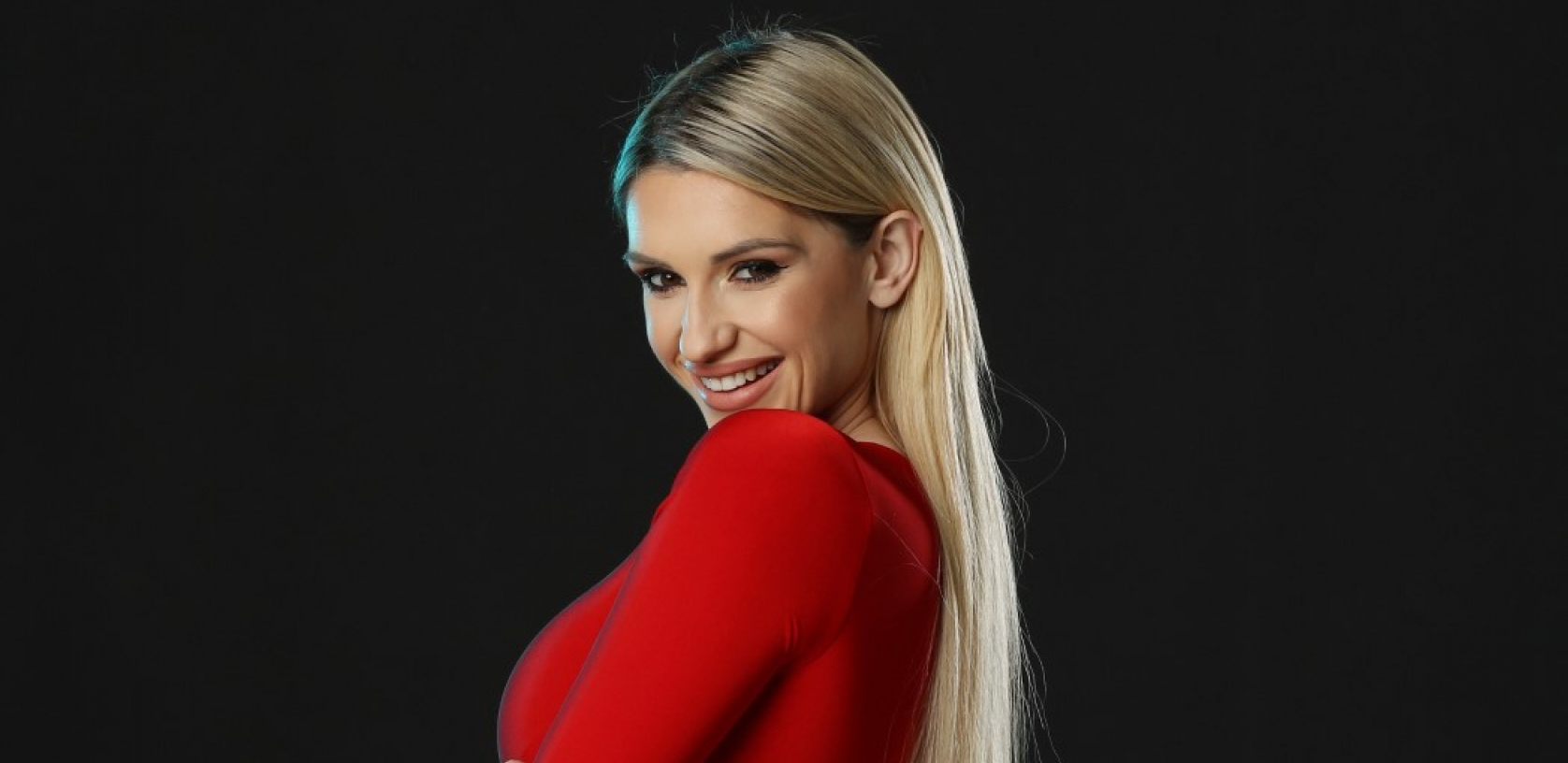 OVE POZNATE DAME SU ODLEPILE ZA PILOTIMA Njih je spojio avion, a ova pevačica voli zgodnog kapetana