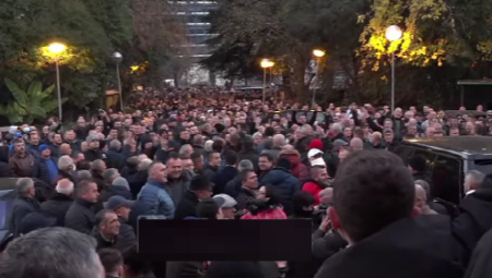 PROTESTI U TIRANI ZBOG CENA GORIVA Vlada savetuje građanima da manje voze automobile