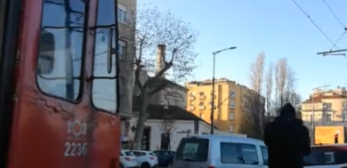 BEOGRADSKA (NE) KULTURA Oslobodilac prestonice: Parkirao auto nasred šina (VIDEO)