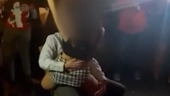 SKANDAL NEVIĐENIH RAZMERA Policajka se skinula i zaplesala šefu u krilu (VIDEO)