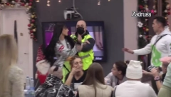 SKANDAL! Tara gađala Anđelu flašom zbog toga što joj je rekla da je nevaspitana, nastao opšti hoas!