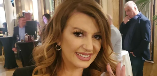 LEOPARD KUPAĆI, PIRSING NA PUPKU... Isplivala stara fotografija Viki Miljković, pevačica ima crnu kosu (FOTO)