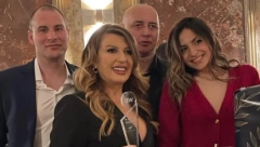 PONOSNO POKAZALA PRIZNANJE! Viki Miljković proglašena za najboljeg prodavca nekretnina ''Beograda na vodi'' u 2021. godini!