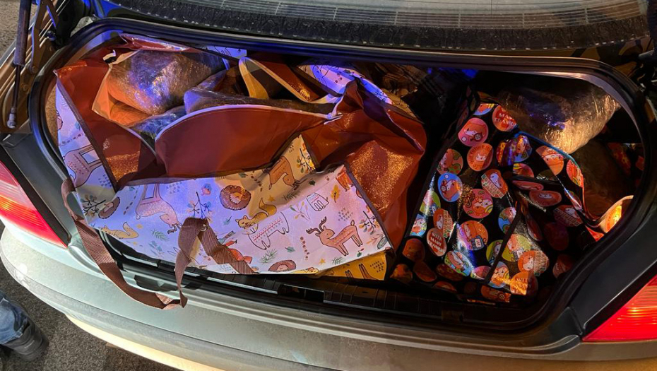 VELIKA ZAPLENA DROGE Kod naplatne rampe Vrčin policija otkrila 50 kilograma marihuane u prtljažniku automobila