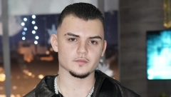 SADA JE SVE JASNO Ovo je momak koji deli brilijantske narukvice i voli samo skupe stvari! (VIDEO)