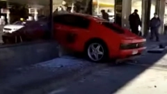 DEDA FERARIJEM ULETEO U TRŽNI CENTAR Besnim automobilom umalo izazvao tragediju (VIDEO)