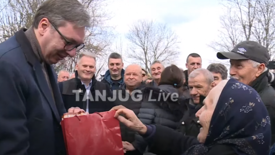 VUČIĆ DOBIO POSEBAN POKLON OD MEŠTANA SENIŠTA Pogledajte kakav dar od srca su spremili za predsednika (FOTO)