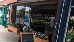 KAKO JE HASAN POSTAO SIMBOL PRAZNIČNOG DUHA?  Za Božić, musliman na vrata svog restorana stavio znak kome se divi ceo svet