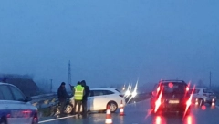 TEŠKA SAOBRAĆAJNA NESREĆA U OSTRUŽNICI! Muškarac kolima izleto sa puta i udario u ogradu