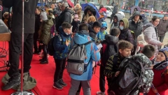 SAMO ZA NAJMLAĐE! "Hajpov" karavan i Alo! podelili paketiće mališanima u Zaječaru, a tu nije kraj iznenađenjima! (VIDEO)