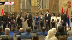 "ŽELIM VAM DA BUDETE NAJBOLJI I DA NIKADA NE NAPUSTITE SVOJU SRBIJU" Vučić uručio ugovore o zaposlenju najboljim diplomcima medicinskih fakulteta i škola (VIDEO)