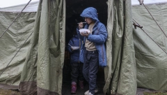 OVAJ MIGRANT JE ŠOKIRAO SVET Način na koji je prešao granicu sigurno će vas zaprepastiti (VIDEO)