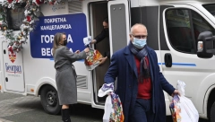 Vesić i Stanisavljević uručili paketiće deci iz Prihvatilišta