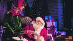 OVO SIGURNO NISTE ZNALI O DEDA MRAZU Ima pilotsku dozvolu i pasoš, a oženio se pod stare dane