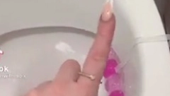 VEĆINA CEO ŽIVOT OVO RADI POGREŠNO:  Kako se zaista stavlja osveživač WC šolje?