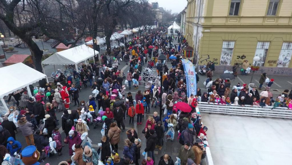 NOVOGODIŠNJA PAČEVAČKA ČAROLIJA Grad obradovao paketićima više od 8000 mališana, manifestacija postaje tradicionalna