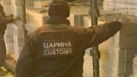 CARINICIMA BILO SUMNJIVO, PA SPROVELI DODATNU PROVERU Mladići pokušali da kamufliraju šverc polovnim nameštajem (FOTO)
