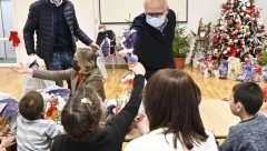 VESIĆ OBRADOVAO DECU IZ ZVEČANSKE Podeljeni novogodišnji paketići deci bez roditeljskog staranja