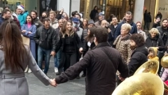 LUDNICA U KNEZU Trube odzvanjaju celom ulicom, građani se okupili pa zaigrali kolo! (VIDEO)