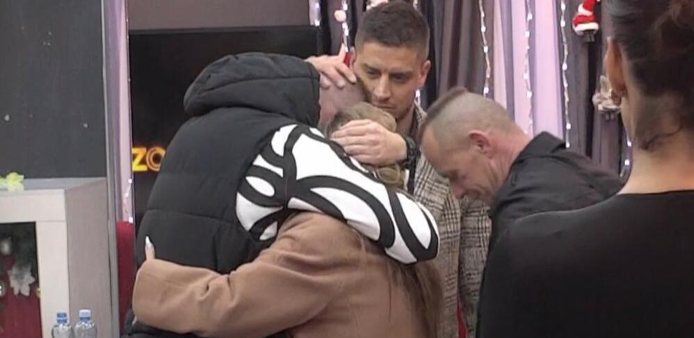 DEJAN PAO MAJCI U ZAGRLJAJ Porodica Dragojević na okupu posle dugo godina, suze samo liju! (VIDEO)