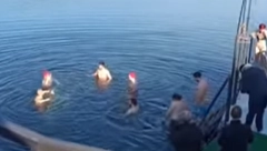 DA LI BISTE SE USUDILI? Ludost, mladići se danas kupali na Adi Ciganliji (VIDEO)