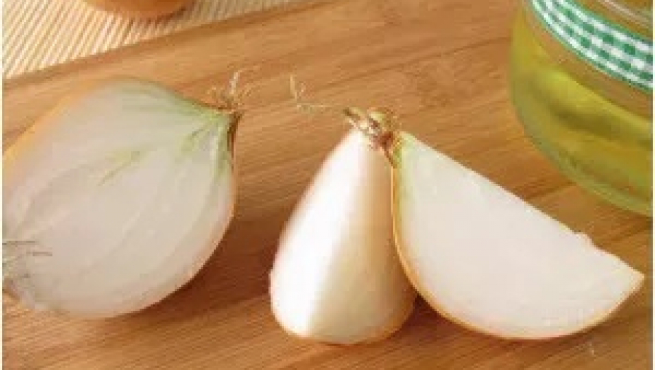 STAVITE PRED SPAVANJE CRNI LUK U ČARAPE Desiće se nešto neverovatno