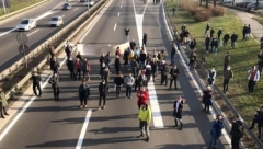 "SKUPŠTINA STANARA" POKUŠALA DA BLOKIRA AUTO-PUT Protesti pukli, kamere snimile bruku: Zelenović i Ćuta očajnički pokušavaju da uđu na Đilasovu listu
