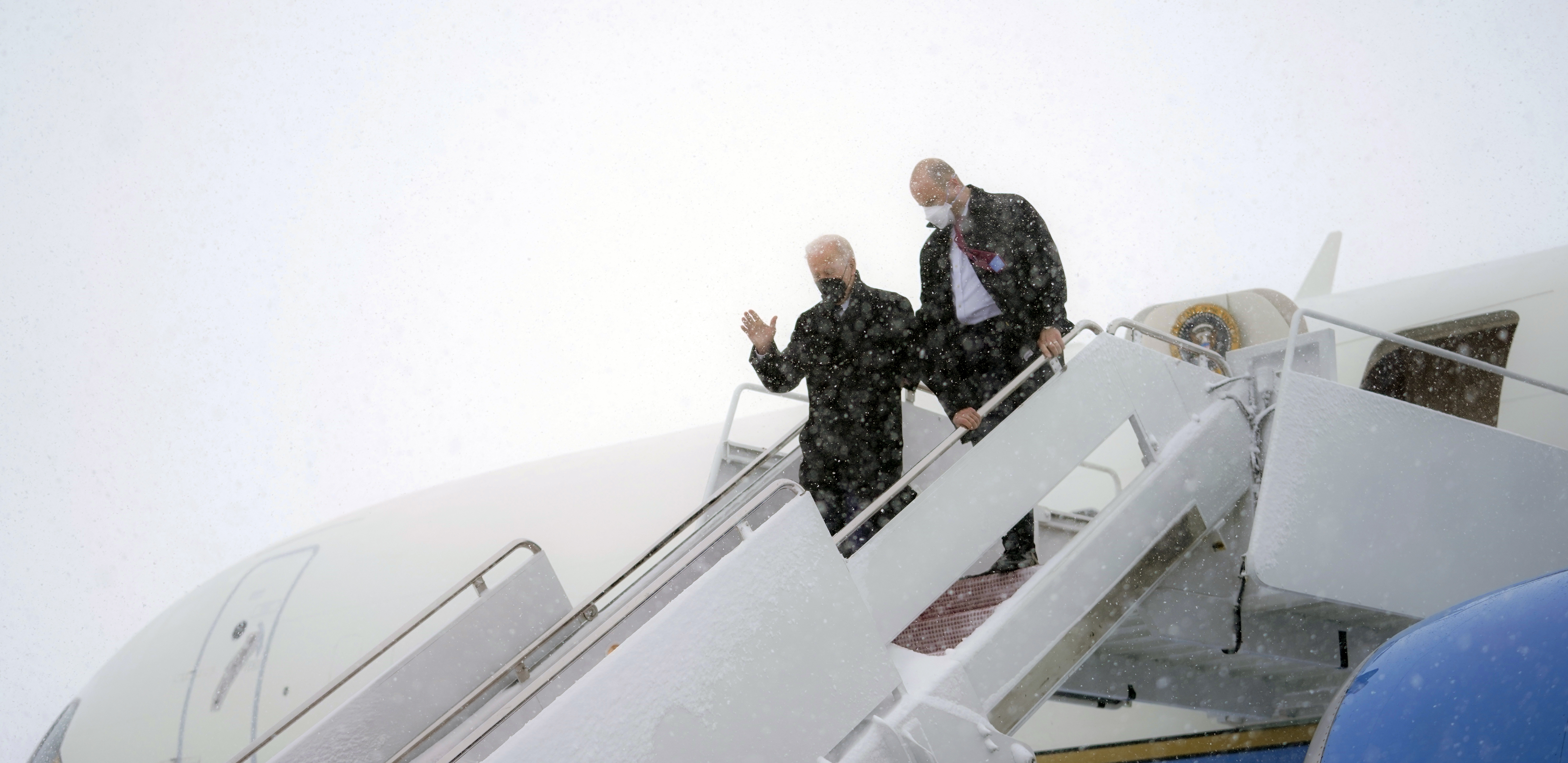 PREDSEDNIK U SNEGU! Bajdena zarobila mećava, nije mogao zbog oluje da napusti avion (VIDEO)