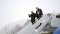 PREDSEDNIK U SNEGU! Bajdena zarobila mećava, nije mogao zbog oluje da napusti avion (VIDEO)