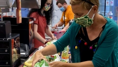 OVO JE BAŠ ODVRATNO! Kasirka otkrila užasnu naviku kupaca, zbog koje im čak odbije uzeti novac