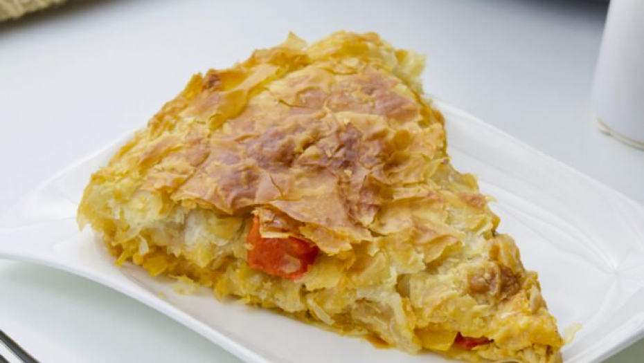 RECEPT KOJI SE DELI Grčka pita s piletinom i paprikama, hrskava, izdašna, neverovatno ukusna