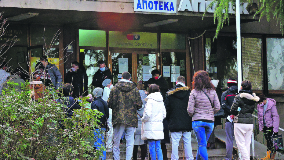 MUNJEVITO SE ŠIRI Ponovo dugački redovi ispred kovid ambulanti: Peti talas miks  korone i gripa!