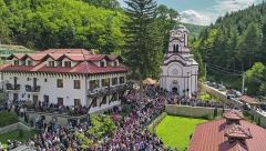 VERNICI HRLE U OVAJ MANASTIR! U crkvi se čuvaju netruležne mošti dvojice svetitelja, za koje se veruje da čine čuda (FOTO/VIDEO)