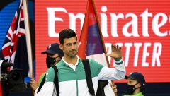 SRCE MI JE ZAIGRALO! Novak Đoković se obratio fanovima koji ga podržavaju ispred hotela u Melburnu! (VIDEO)
