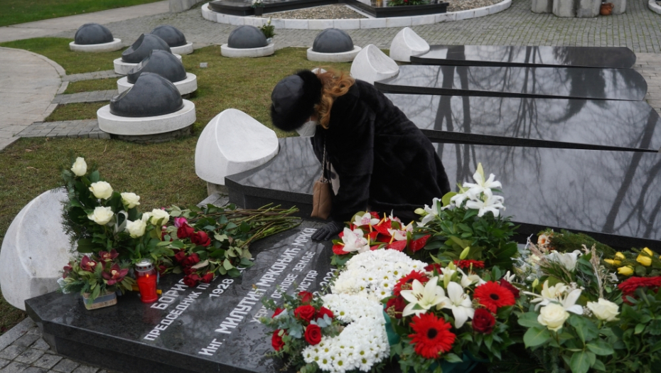 NEUTEŠNA GRLI HLADNI MERMER I PLAČE Ana Bekuta sama na Mrkinom grobu na 40 dana, pevačica bez šminke kleči i jeca, dok u ruci grčevito drži ovo!