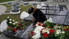NEUTEŠNA GRLI HLADNI MERMER I PLAČE Ana Bekuta sama na Mrkinom grobu na 40 dana, pevačica bez šminke kleči i jeca, dok u ruci grčevito drži ovo!
