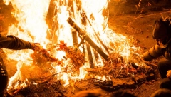 TRADICIJA KOJA TRAJE VEKOVIMA Zašto se na današnji dan pali badnjak ispred crkve, a ne neko drugo drvo?