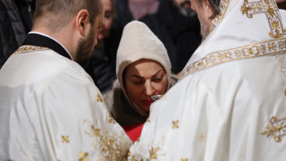 CECA RAŽNATOVIĆ U HRAMU SVETOG SAVE Pevačica na ponoćnoj liturgiji, a i ove poznate ličnosti su se našle na istom mestu