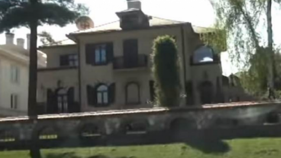 ZAVIRITE U LUKSUZNE VILE POZNATIH! Ova pevačica ima lift do svog apartmana, neki su prolili gorke suze zbog svog bogatstva, a najveće iznenađenje je ona!