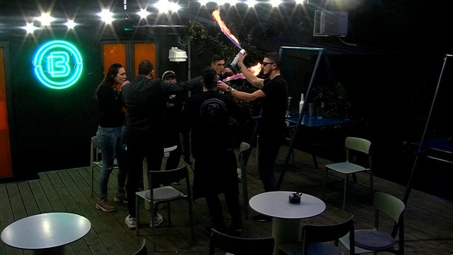 ONA DOBRO ŠIRI NOGE! Karambol u rijalitiju Bar, vreli ples ukućanki doveo atmosferu do usijanja!