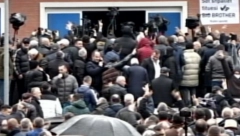 HAOS U TIRANI: SAD zabrinute zbog nasilja ispred sedišta Demokratske stranke!
