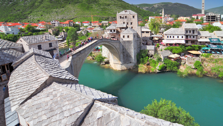 SRUŠIO SE ZID NA ČOVEKA U MOSTARU Vatrogasci i jedinice Hitne pomoći na terenu
