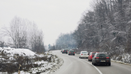 OTAPANJE SNEGA STVARA OPASNOST Auto-moto savez Srbije upozorava vozače!