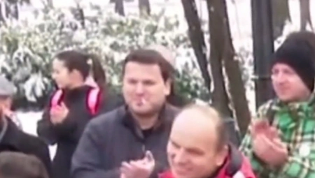 LICEMERJE LAŽNIH EKOLOGA! Jedan od demonstranata uhvaćen na delu! Jel to borba za čist vazduh? (VIDEO)