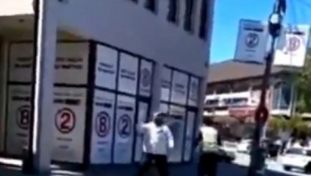 JEZIV PRIZOR U RAŠKOJ OBLASTI Muškarac drži nož, psuje Srbe i uzvikuje Alahu Akbar! (VIDEO)