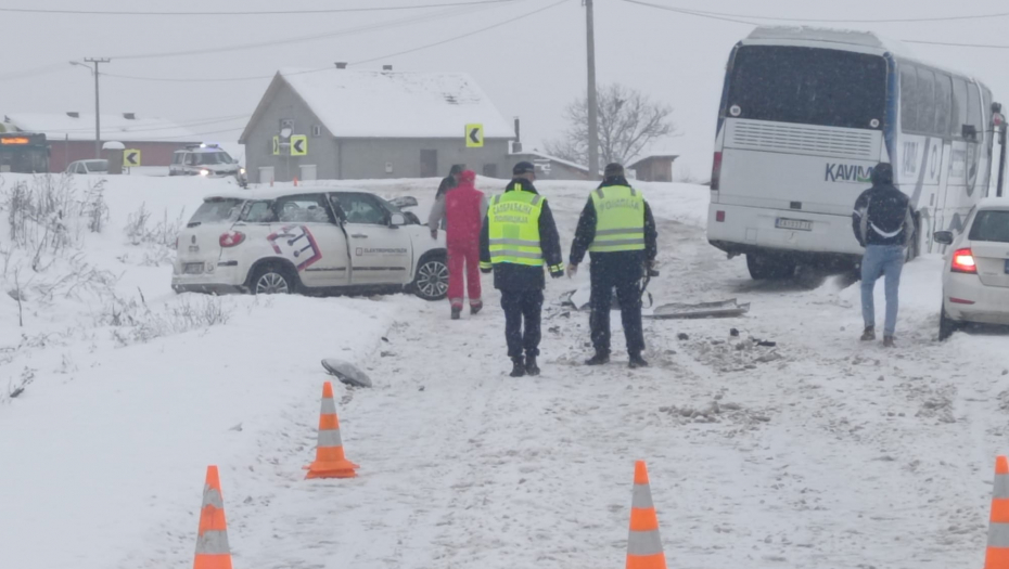 DETALJI UDESA KOD ČAČKA Vatrogasci sekli vozilo da bi izvukli teško povređenog vozača