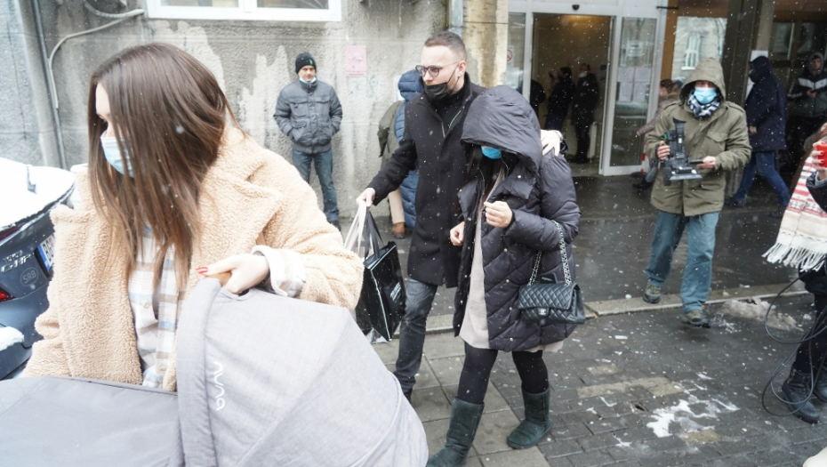 STIGAO U PORODILIŠTE! Poznati pevač ne može da sakrije emocije i sreću, došao po suprugu i naslednika, a evo i ko mu pravi društvo! (FOTO)