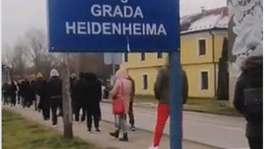 SNIMCI IZ HRVATSKE ŠOKIRALI REGION Kilometarski redovi ispred KOVID ambulante, građani satima čekaju da dođu na red! (VIDEO)