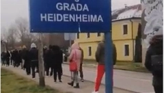 SNIMCI IZ HRVATSKE ŠOKIRALI REGION Kilometarski redovi ispred KOVID ambulante, građani satima čekaju da dođu na red! (VIDEO)