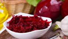 Savršeno ide uz meso: Salata sa cveklom i renom (RECEPT)
